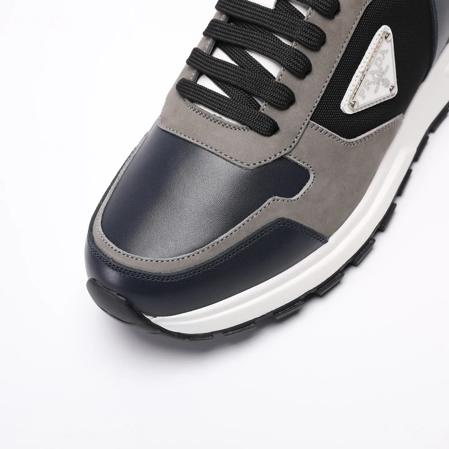 Batch 580 [PRADA] Men's shoes are popular in the counter, official website synchronization, high-quality shipments. Fabric: original cowhide with snakeskin. Lining: cowhide feet + cowhide lining. Outsole: original TPU + foam. Size: 38-46